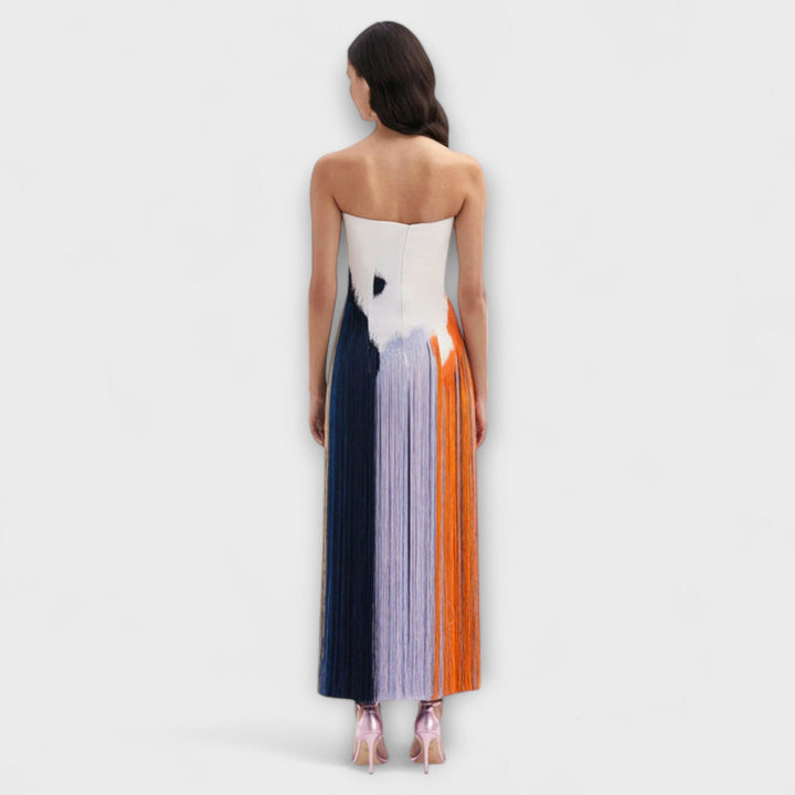 Léto – Tyylikäs colorblock-mekko ja trendikkäät hapsut