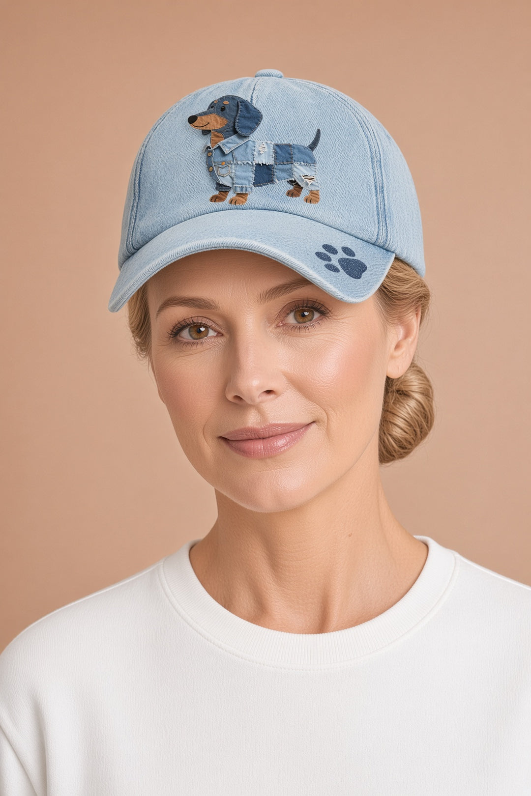 Bonita – Unisex-patchwork-denimlakki mäyräkoiramotiivilla – kuva 1