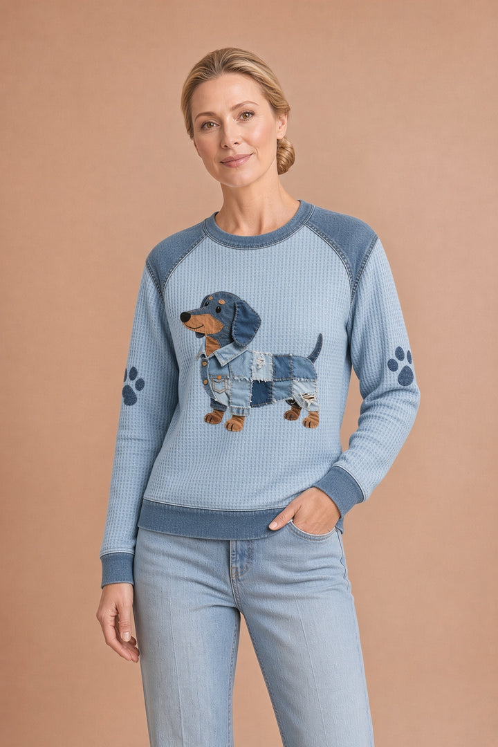 Nuria – Lumoava mäyräkoira denim-patchworkilla – kuva 1