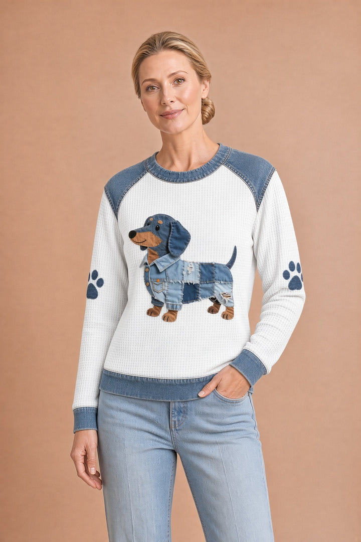 Julia – Viehettävä mäyräkoira patchwork-denimissä – kuva 6