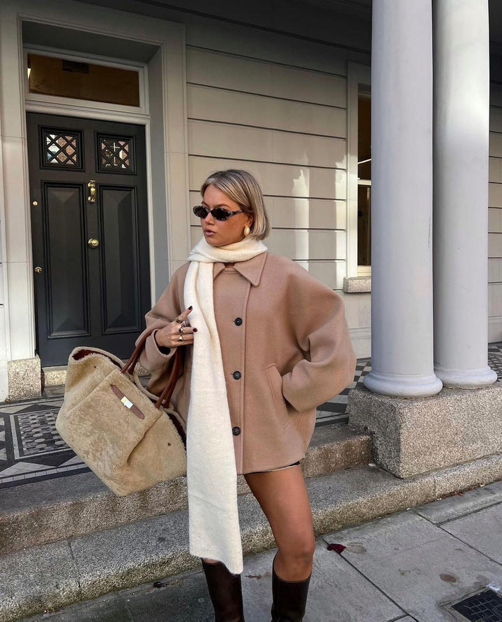 Krátký kabát: jednoduchá elegance a zimní trendy