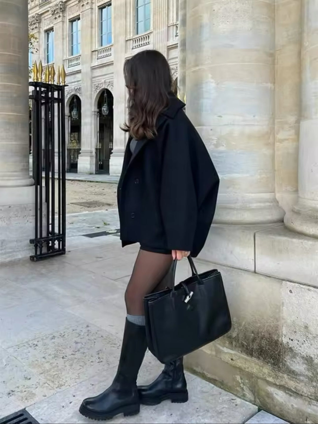 Krátký kabát: jednoduchá elegance a zimní trendy