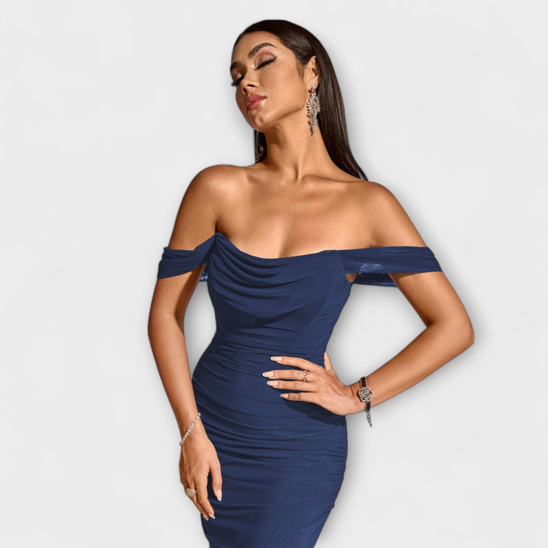 Ione – Bodycon-mekko paljailla olkapäillä ja rypytyksellä