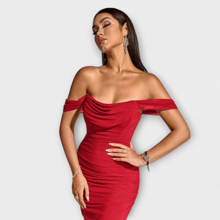 Ione – Bodycon-mekko paljailla olkapäillä ja rypytyksellä