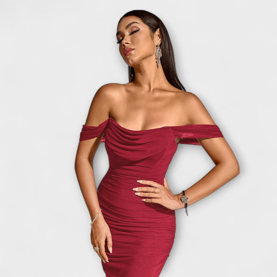 Ione – Bodycon-mekko paljailla olkapäillä ja rypytyksellä