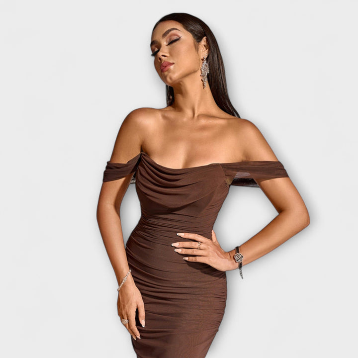Ione – Bodycon-mekko paljailla olkapäillä ja rypytyksellä