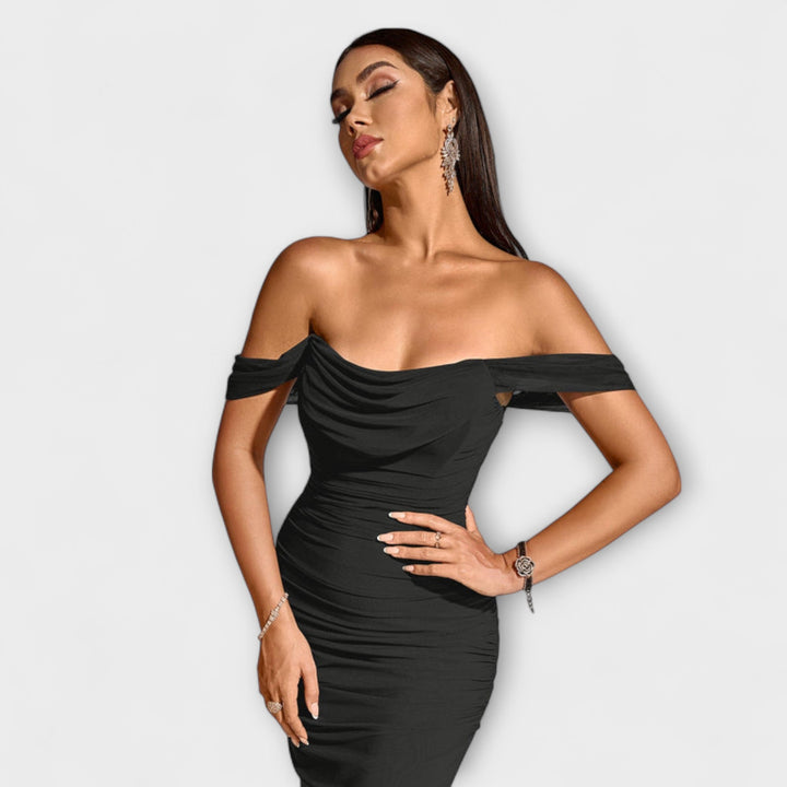 Ione – Bodycon-mekko paljailla olkapäillä ja rypytyksellä