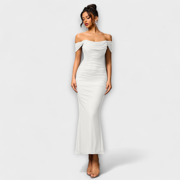 Ione – Bodycon-mekko paljailla olkapäillä ja rypytyksellä