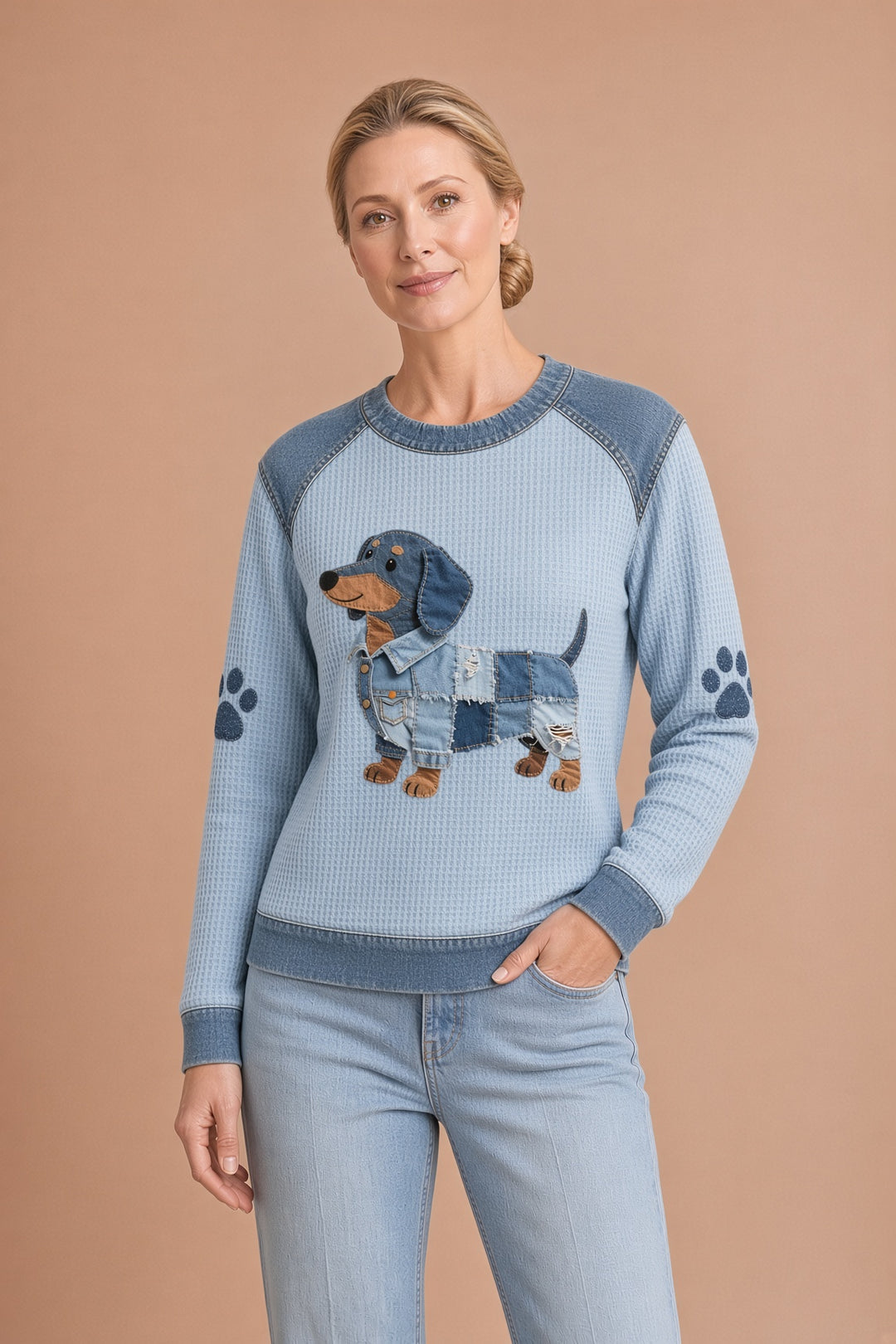 Julia – Viehettävä mäyräkoira patchwork-denimissä – kuva 1