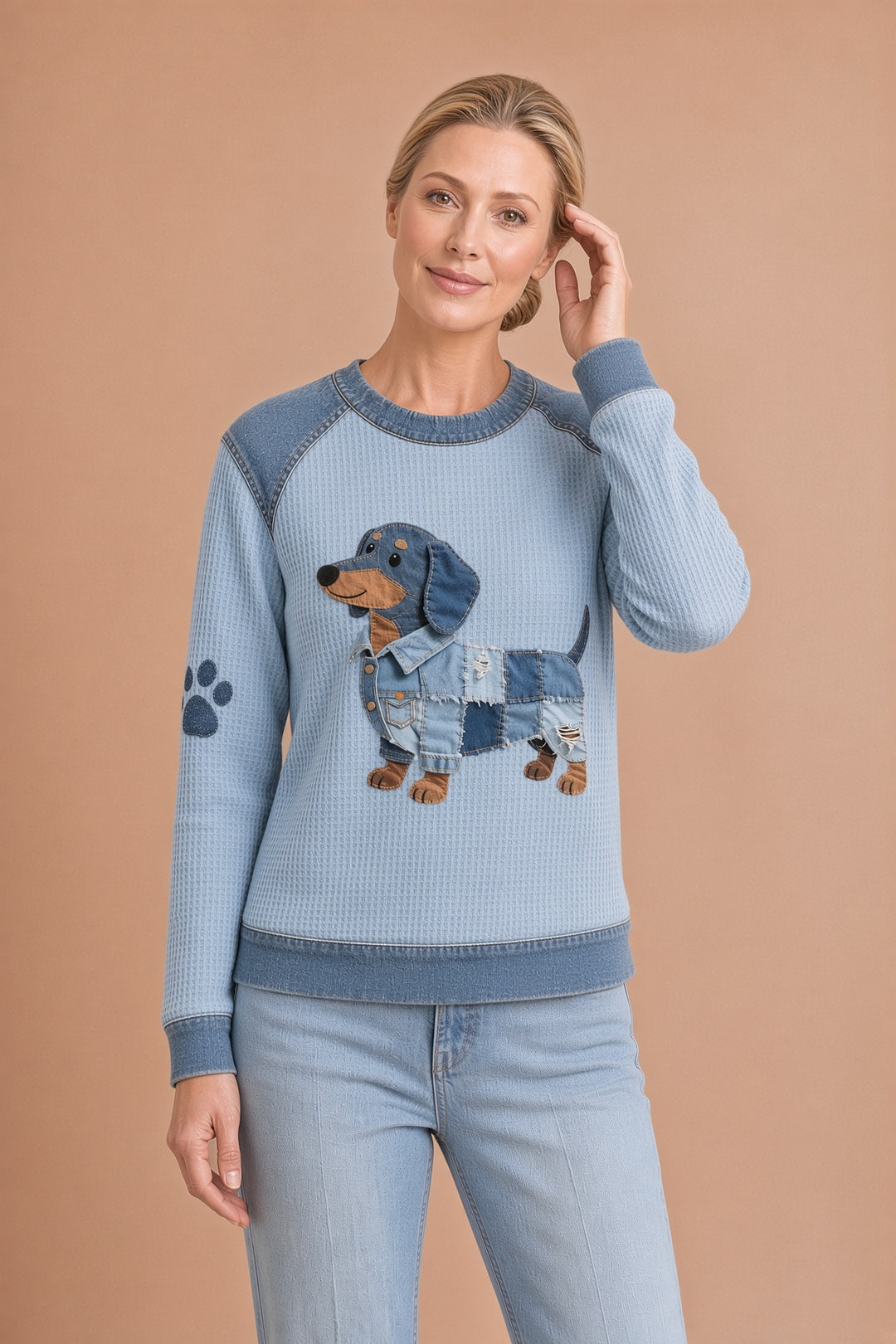 Julia – Viehettävä mäyräkoira patchwork-denimissä – kuva 2