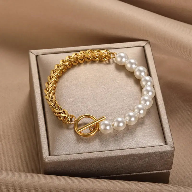 Viktorie – Elegantní zlatý náramek s perlami