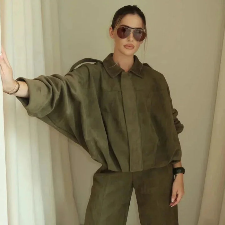 Dámská krátká bunda oversize střihu se semišovým efektem